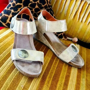 Taos Carousel 2 Wedge Sandals Metallic Gold Snake Print sz 10-10.5